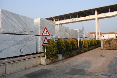 A granite block yard at the Antolini headquarters